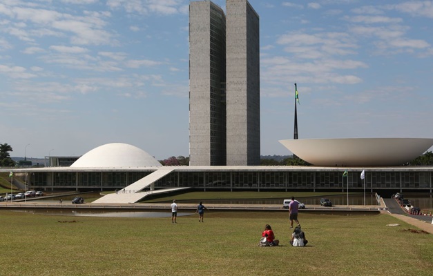 Homem ateia fogo no próprio corpo em protesto contra o STF