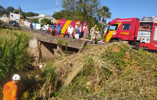 Homem cai de ponte em Mineiros e é resgatado por bombeiros