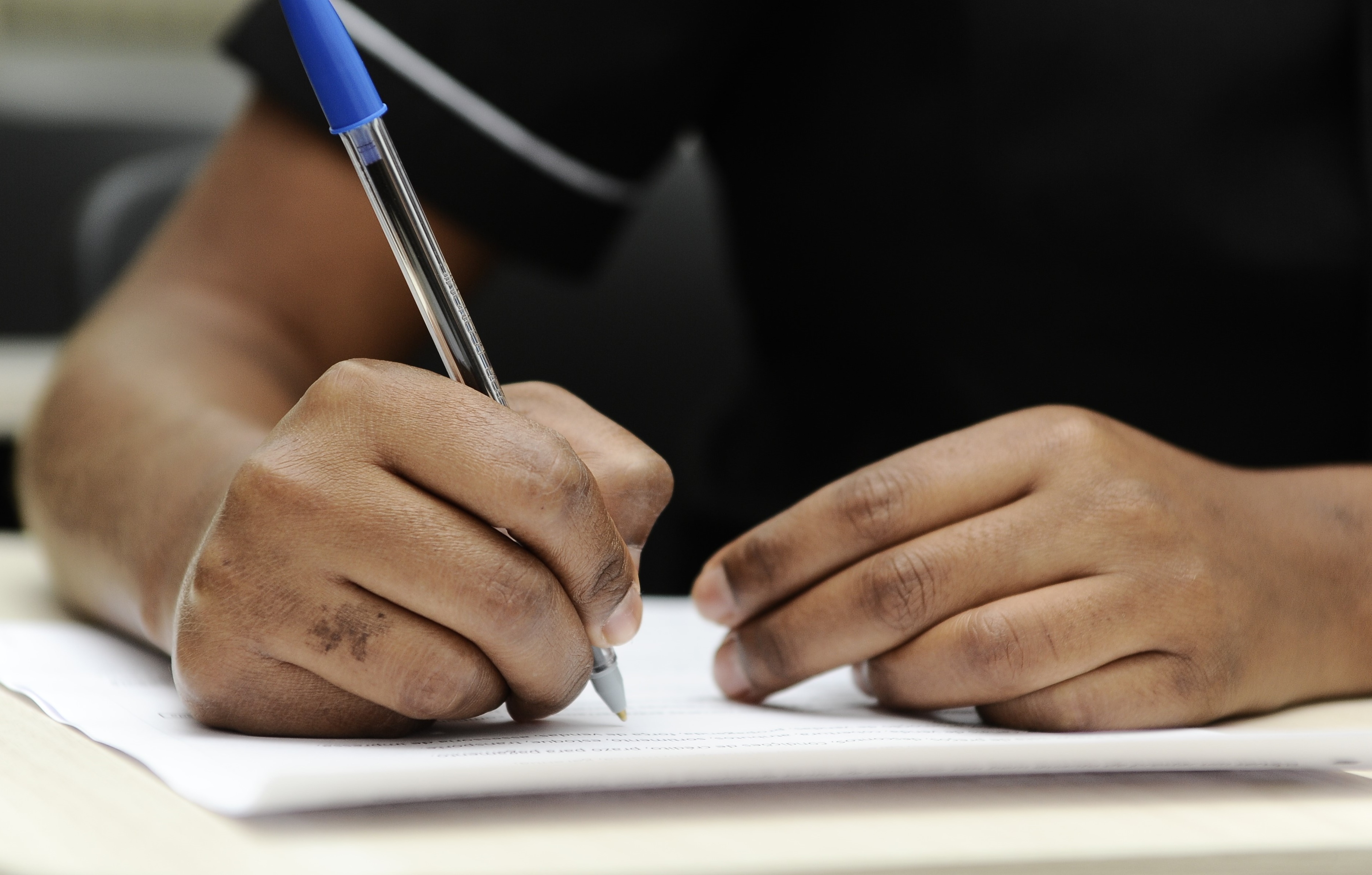 Homem com deficiência obtém direito de seguir em concurso em Goiás