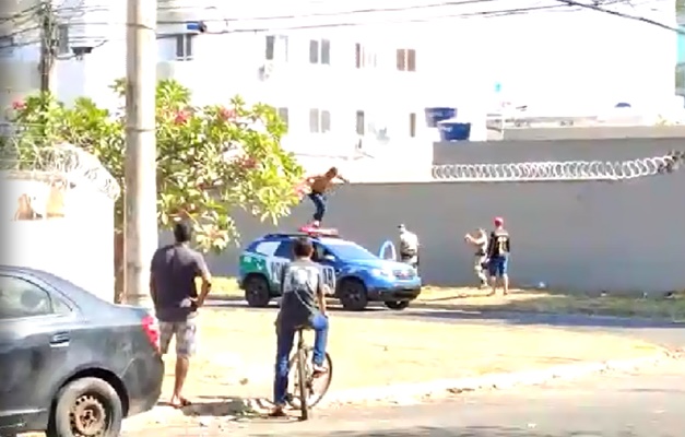 Homem é morto pela PM após "atacar pessoas" e subir na viatura em Goiânia