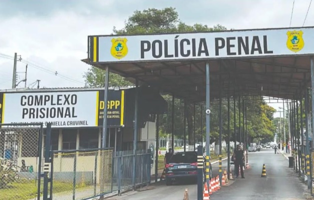 Homem é preso ao tentar entrar em presídio com documento falso e menores 