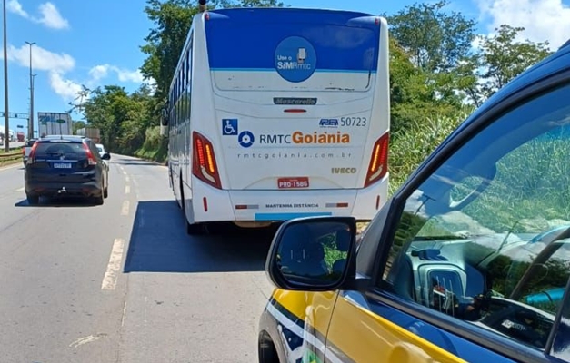 Homem é preso por ameaçar passageiros com faca dentro de ônibus em Aparecida