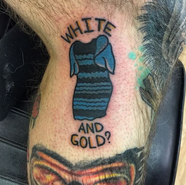 Homem faz tatuagem do vestido azul e preto na perna