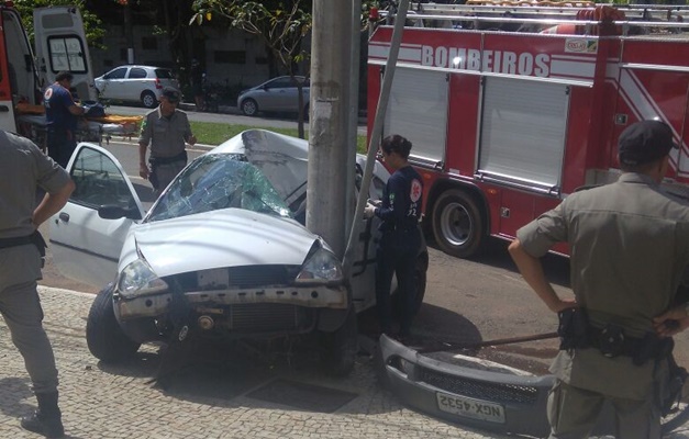 Homem fica ferido após bater carro em poste na Av. 136, em Goiânia
