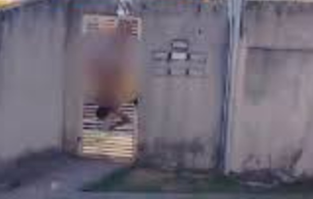 Homem fica pendurado pelas calças em muro de condomínio em Águas Lindas 