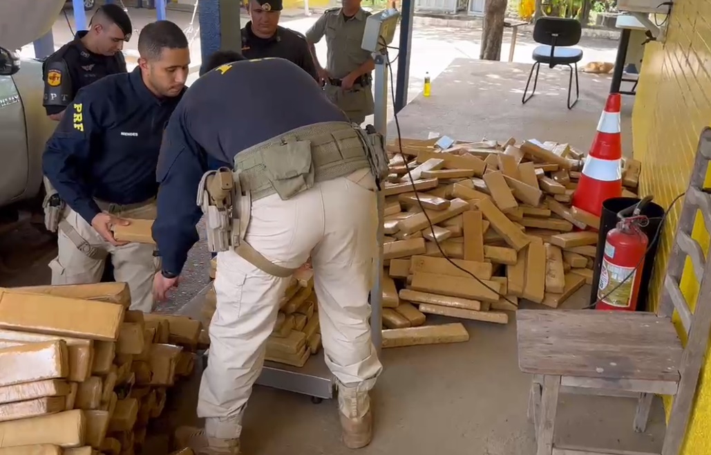 Homem foge da polícia e abandona carro com 700 kg de maconha em Porangatu