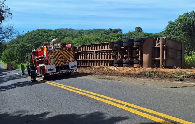 Homem morre após caminhão capotar entre Ipameri e Caldas Novas