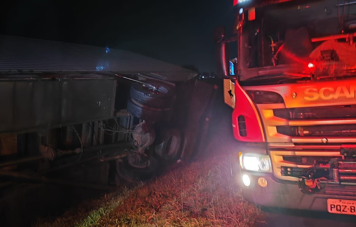Homem morre após caminhão sair da pista e tombar em Luziânia