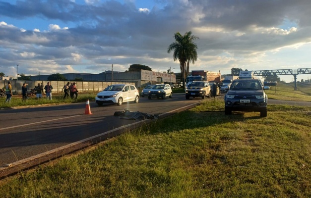 Homem morre atropelado por moto ao atravessar BR-060 em Anápolis