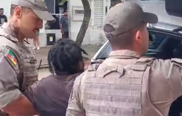 Homem negro leva facada e é detido por policiais no RS; 'Ele é a vítima', gritam testemunhas