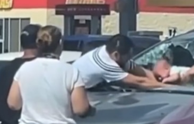 Homem quebra vidro do próprio carro nos EUA para salvar bebê do calor intenso
