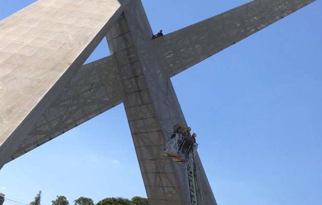 Homem tenta pular do monumento da Praça do Ratinho, em Goiânia 