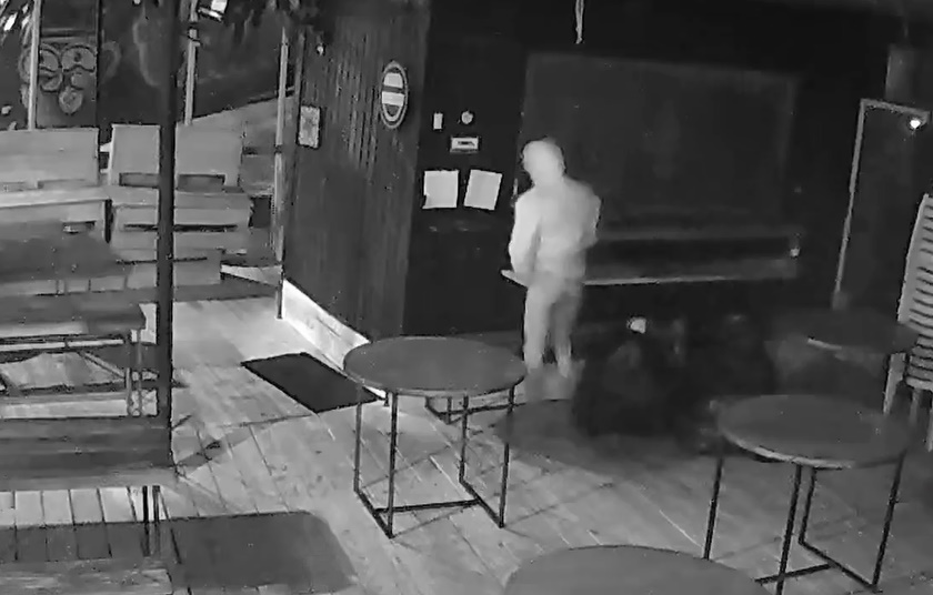 Homem vestido com calcinha e moletom furta bebidas em bar de São Paulo