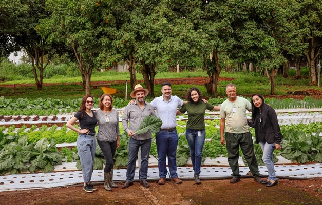Hospital Araújo Jorge celebra primeira colheita de horta orgânica