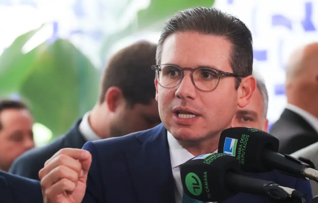 Hugo Motta critica sanções estrangeiras a membros dos Três Poderes