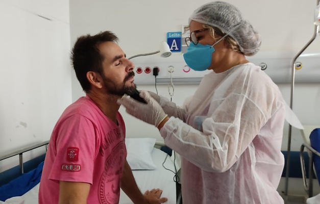 Hugo oferece cortes de cabelo e barba a pacientes internados 