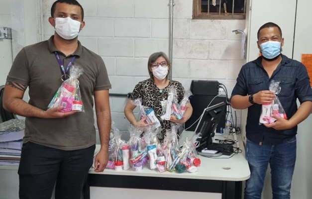 Hugo recebe 300 kits de higiene pessoal para pacientes em Goiânia
