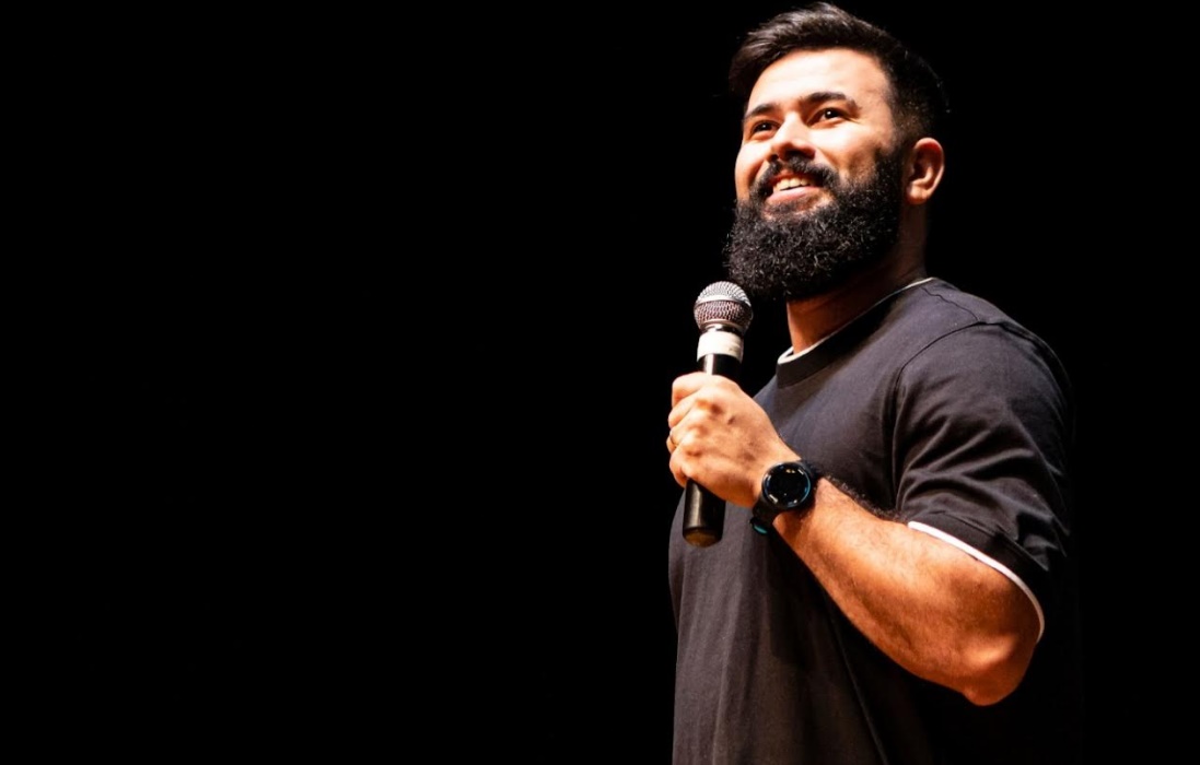 Humorista Douglas Di Lima apresenta stand up comedy no Teatro Goiânia