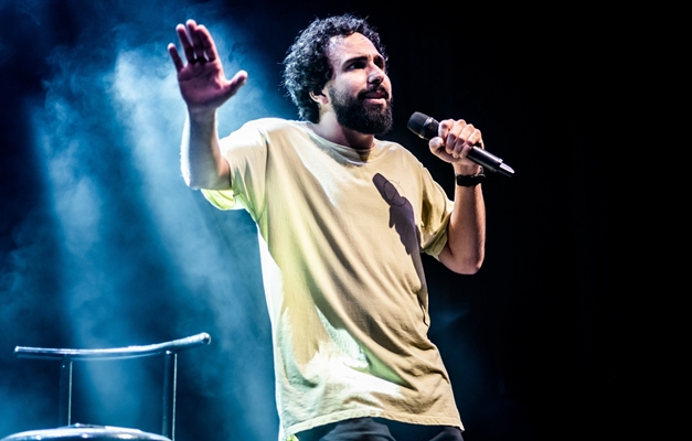 Humorista Murilo Couto apresenta show de comédia no Teatro Goiânia
