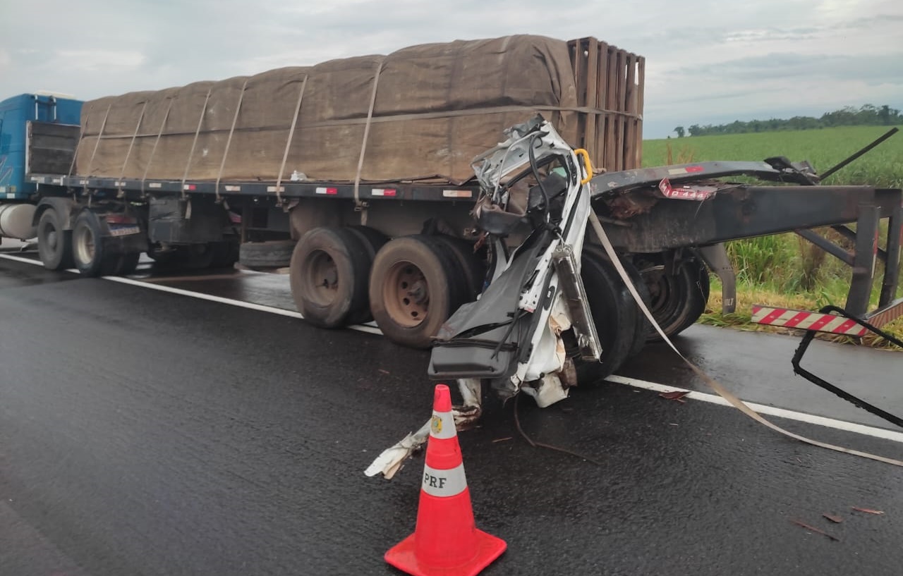 Idosa morre em acidente entre ambulância e caminhão na BR-060 em Indiara 