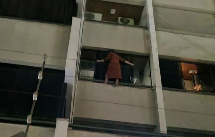 Idosa se pendura na janela após homem invadir apartamento em Goiânia 