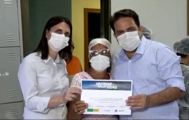 Idosos de abrigo em Anápolis recebem primeira dose da vacina