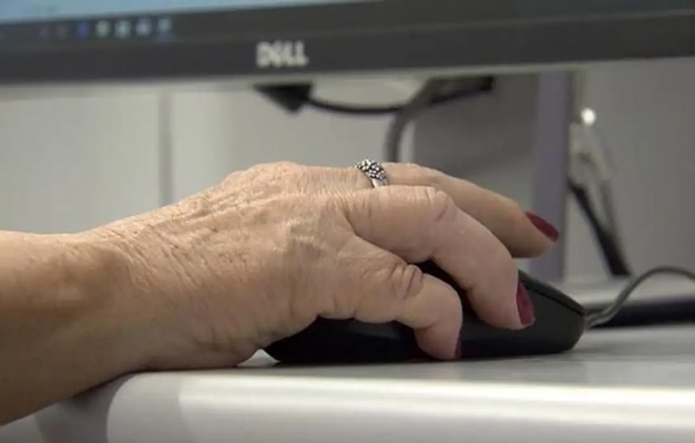 Idosos enfrentam barreiras digitais para acessar serviços do INSS