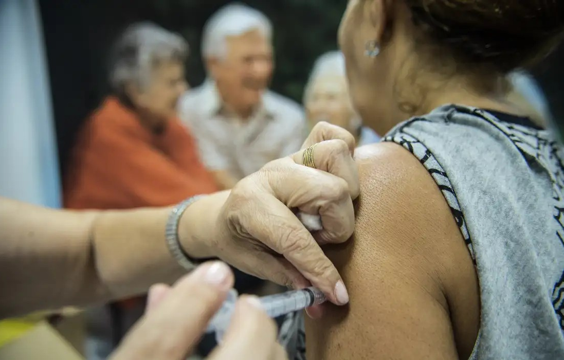 Idosos são os mais atingidos por infecções do vírus da gripe, aponta Fiocruz
