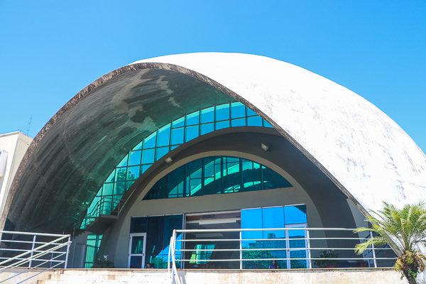 Igreja São João Evangelista traz arquitetura arrojada para a região central 