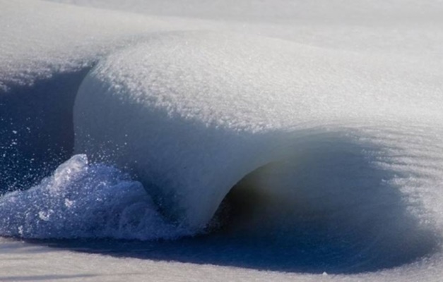 Ilha dos Estados Unidos tem ondas congeladas pelo frio