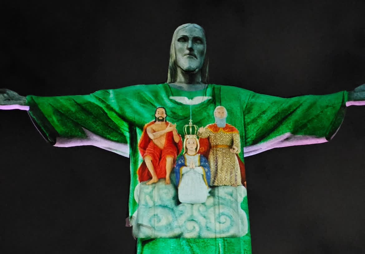 Imagem do Divino Pai Eterno é projetada no Cristo Redentor