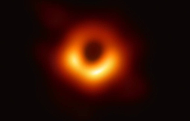 Imagens de buraco negro no espaço são registradas pela primeira vez