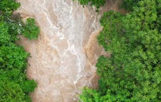 Imagens de drone mostram força da água após chuvas na cidade de Goiás