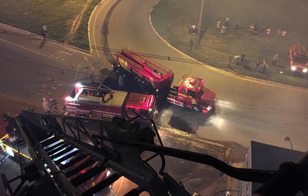 Incêndio atinge bar e boliche em Aparecida de Goiânia 