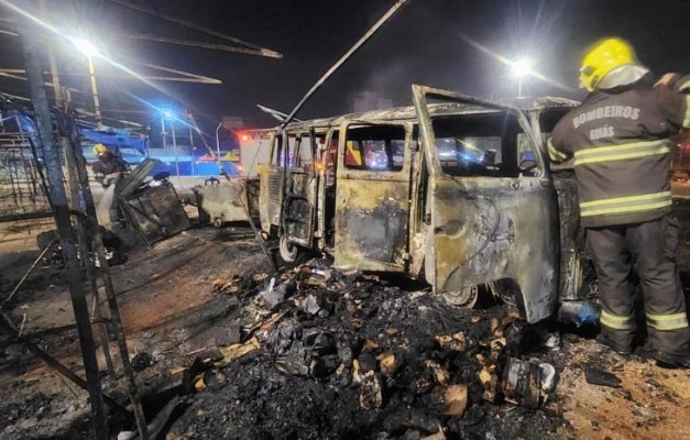 Incêndio atinge barracas e veículo na Feira Hippie em Goiânia