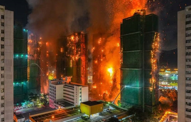 Incêndio atinge conjunto residencial de 2 mil apartamentos em Hong Kong