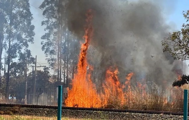 Incêndio atinge estação da Equatorial e danifica rede elétrica em Anápolis