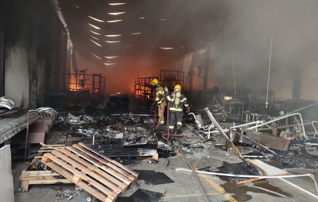 Incêndio atinge galpão com cadeiras de rodas em Goiânia