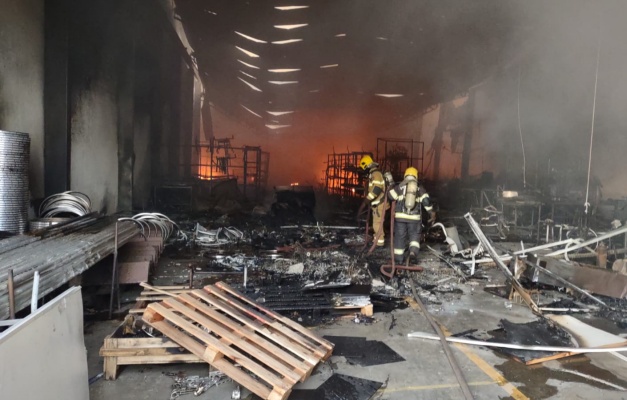 Incêndio atinge galpão com cadeiras de rodas no Jardins Madri, em Goiânia