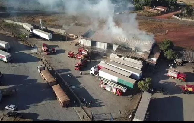 Incêndio atinge galpão próximo a posto de combustíveis em Aparecida