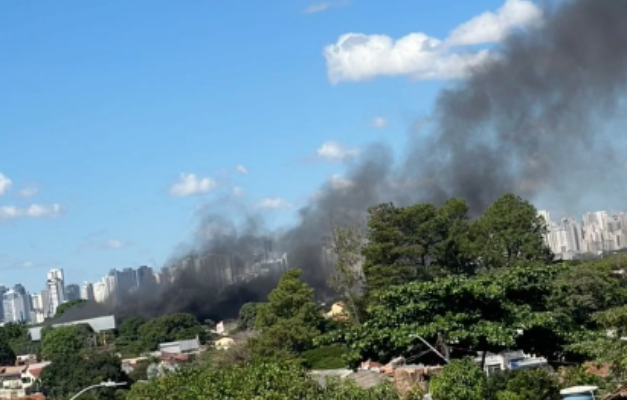 Incêndio atinge Ginásio de Esportes no Setor Campinas em Goiânia