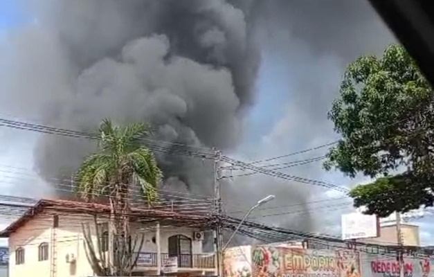 Incêndio atinge loja de artigos para festas na Avenida Milão, em Goiânia