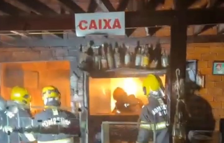 Incêndio atinge restaurante e deixa PM ferido em Trindade 