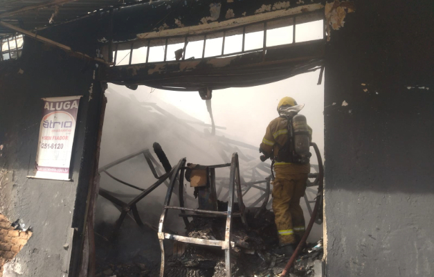 Incêndio de grandes proporções atinge depósito no Setor Campinas
