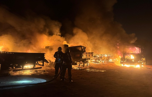 Incêndio de grandes proporções atinge indústria metalúrgica em Ceres