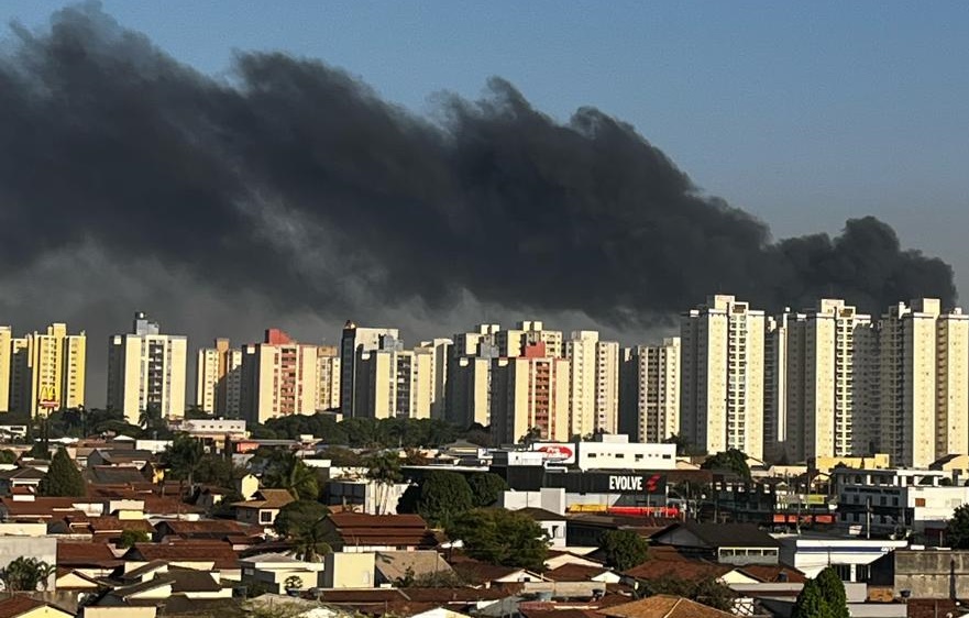 Incêndio de grandes proporções atinge loja de pneus em Goiânia