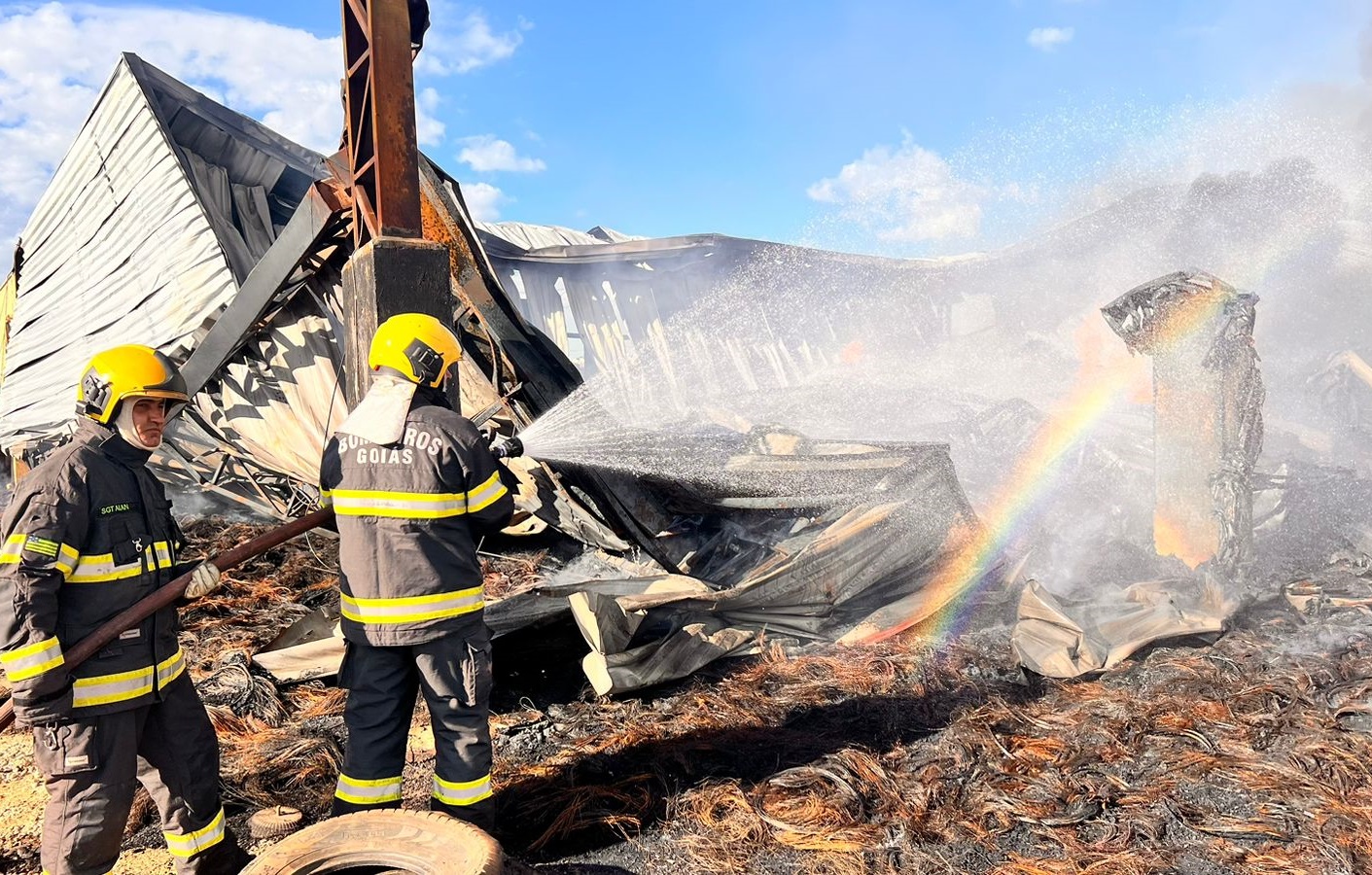 Incêndio de grandes proporções destrói depósito de pneus em Senador Canedo