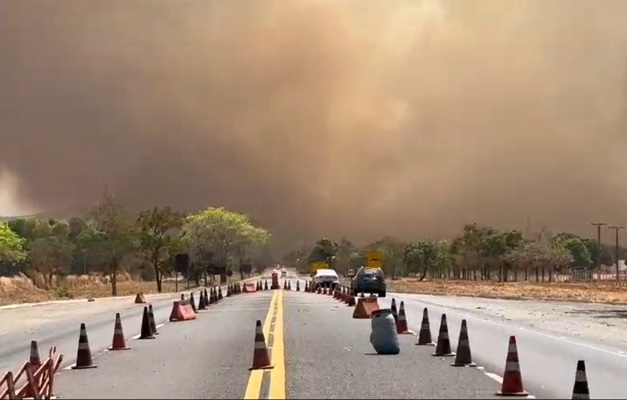 Incêndio de grandes proporções interdita BR-153 em Uruaçu