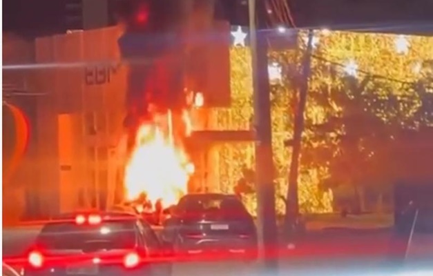Incêndio destrói decoração de Natal em prédio na Ricardo Paranhos