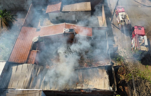 Incêndio destrói galpão no Setor Solar Ville em Goiânia